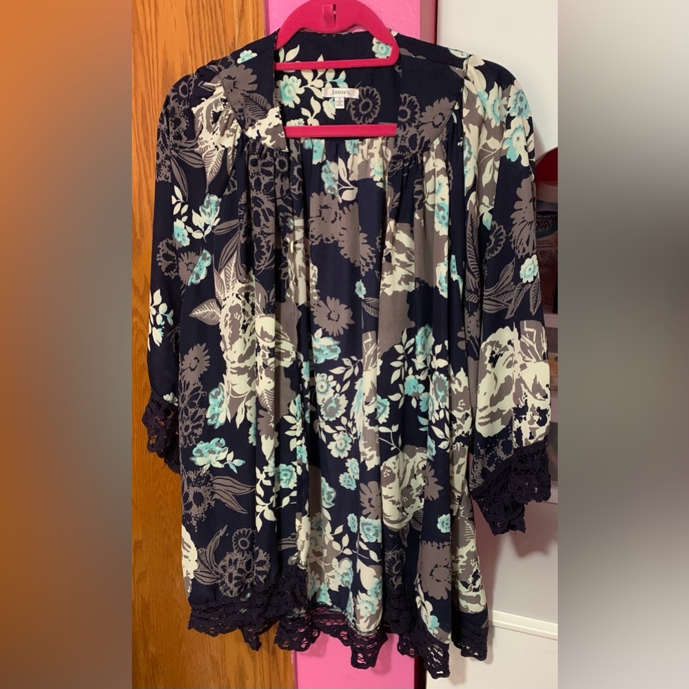 EUC. Size Small S. Open front Kimono Style. Lace detailing. Brand is JODIFL.